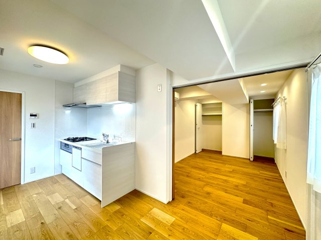 キャッスルマンション両国のキッチン|落ち着いた品格ある内装と広々としたゆとりの空間が融合したダイニングキッチンは、家族の安らぎの場となり、食事や団らんの時間を一層豊かに彩ります。