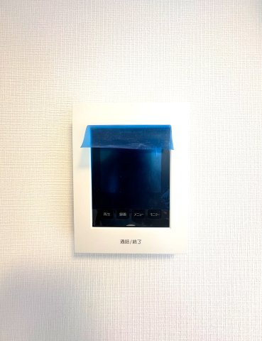 キャッスルマンション両国の防犯設備|リビングから来訪者の姿をしっかり確認できるモニター付きインターホンは、防犯性はもちろん、急な来客にも安心して対応できる心強い設備。ご家族の安全と安心な暮らしをそっと支えてくれます。