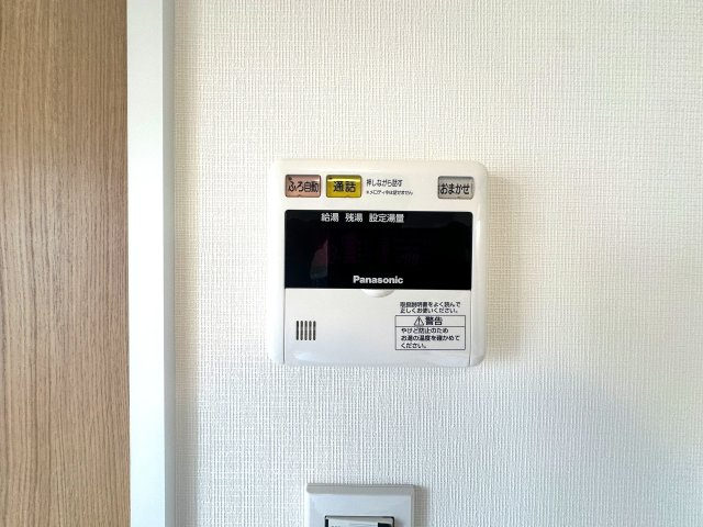 キャッスルマンション両国の発電・温水設備|ワンタッチ操作でお湯張りや追い焚きができるオートバスは、忙しい日々の中でも快適なバスタイムをサポート。湯温の調整や保温も自動で行えるため、いつでもちょうどいい温かさのお風呂が待っています。