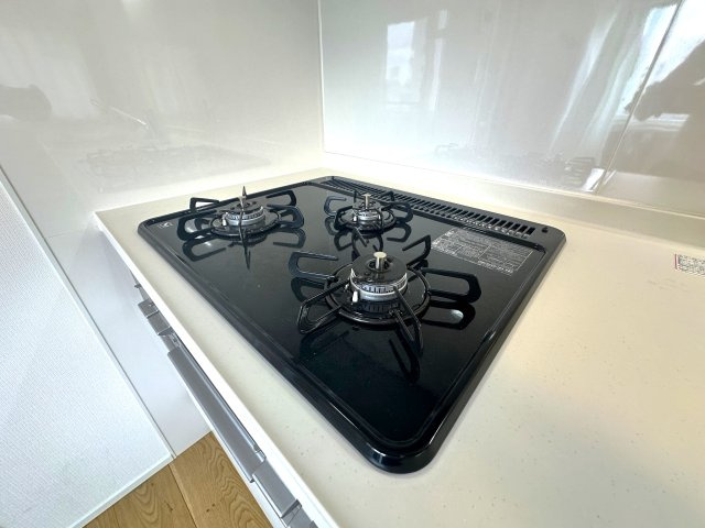 キャッスルマンション両国のキッチン|3口ガスコンロで、同時調理もスムーズに進み、時間を有効に使えるのがうれしいポイント。炒め物、煮込み、汁物など、複数の料理を一度に作れるので、忙しい朝や夕食の準備も効率よく進みます。