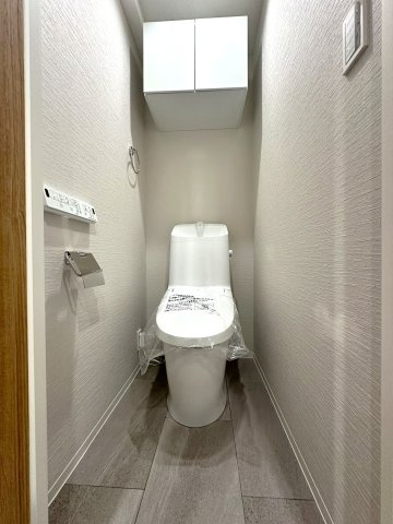 キャッスルマンション両国のトイレ|最新設備を備えたトイレは、快適性とスタイリッシュさを兼ね備えた空間。清潔感のある美しい内装とすっきりとしたデザインが、暮らしに心地よさをプラス。清潔・快適・美しさが調和した、上質なトイレ空間です。