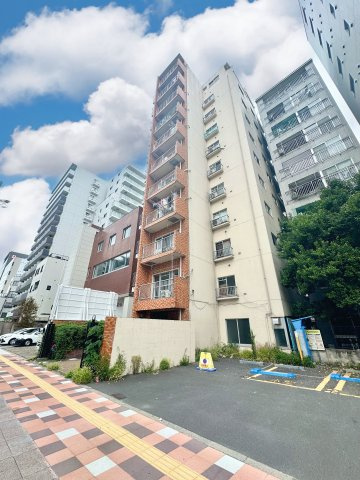 キャッスルマンション両国の外観|控えめながらも洗練されたフォルムが、街並みに自然と溶け込みます。ほどよい高さと落ち着きのある佇まいが、住まう人に安心感と静かな誇りをもたらします。