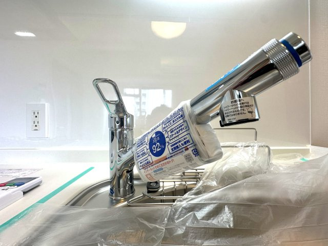 キャッスルマンション両国のキッチン|キッチンにうれしい浄水機能付き水栓。ハンドシャワーで使い勝手も抜群、毎日の家事がちょっと楽しくなります。