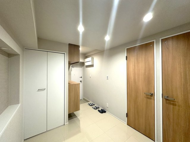 キャッスルマンション両国の玄関|落ち着いたデザインと広々とした空間が調和する玄関は、住まう人を温かく迎え入れます。毎日の出発と帰宅を心地よく包み込み、日常に上質なひとときをもたらしてくれる場所です。