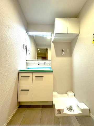 キャッスルマンション両国の独立洗面台|明るい洗面スペースは、使いやすさを徹底的に追求した設計です。忙しい朝も快適に自然と笑顔がこぼれる心地よいひとときを叶えます。毎日の身支度がスムーズに整う、家族みんなに優しい空間です。