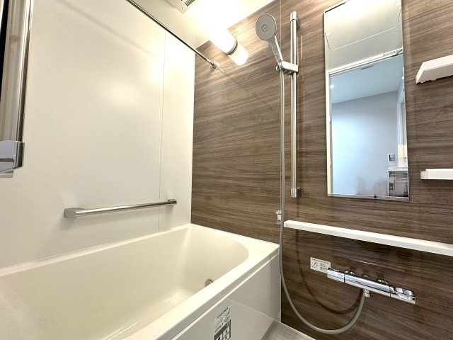 キャッスルマンション両国の浴室|家族みんなの疲れをやさしく包み込む、広々とした癒しのバスルーム。ゆったりとくつろげる空間で、日々のストレスもすっと解きほぐされる、心身ともにリラックスできるひとときをお届けします。