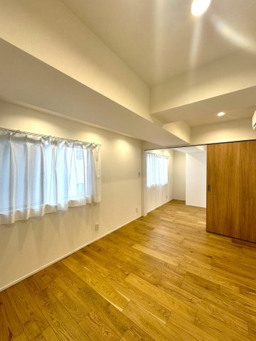 キャッスルマンション両国の洋室|静かに流れる時間とやわらかな光のグラデーションに包まれる洋室。ここは暮らす人の感性をそっと受け止め、毎日を美しく彩る特別な空間です。