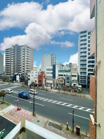 キャッスルマンション両国の展望|窓越しに広がる風景が、暮らしのリズムに優しく寄り添います。空の移ろい、そよぐ風、遠くの街灯りが日常に静かな豊かさと安らぎをもたらしてくれます。