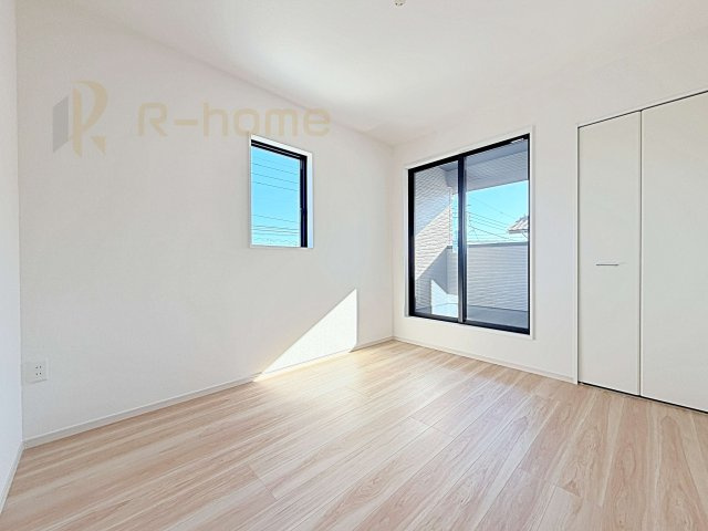 牛久市南18期　新築戸建て　1号棟の洋室|2面窓の風通しの良い洋室です♪差し込む暖かな陽当たりで、室内がくつろげる空間に早変わりです♪