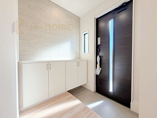 牛久市南18期　新築戸建て　1号棟の玄関|気持ちよくご家族やゲストを送迎できる穏やかな雰囲気の玄関♪大きな下駄箱で玄関廻りスッキリ♪