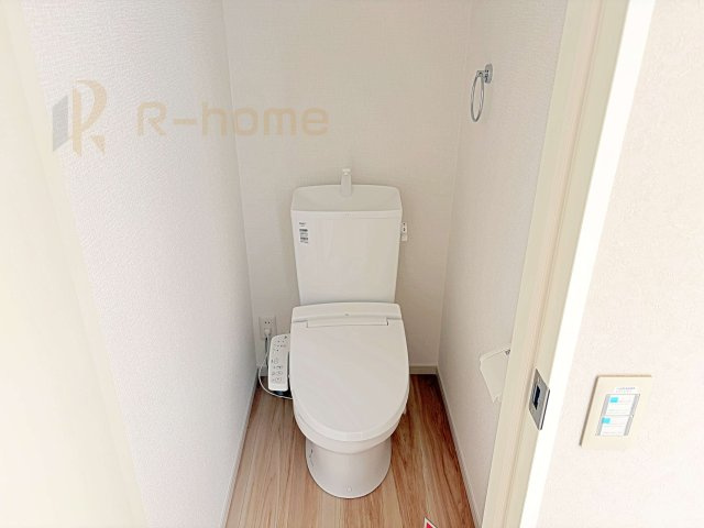 牛久市南18期　新築戸建て　1号棟のトイレ|温水洗浄便座付きのトイレ。
トイレが２ヵ所設置で朝の忙しい時間でも安心です。