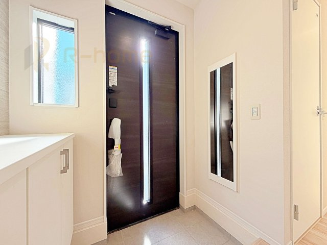 牛久市南18期　新築戸建て　1号棟の玄関|お出かけ時に嬉しいミラー付きの玄関です！