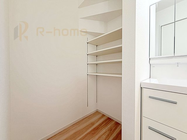 牛久市南18期　新築戸建て　1号棟の洗面所|嬉しいリネンスペース！タオルや着替えをスッキリ収納できます♪