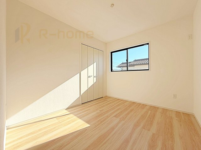 牛久市南18期　新築戸建て　1号棟の洋室|どんな部屋家具も合わせやすいシンプルな洋室！
たっぷりの日差しと心地よい風が舞い込む住まい♪