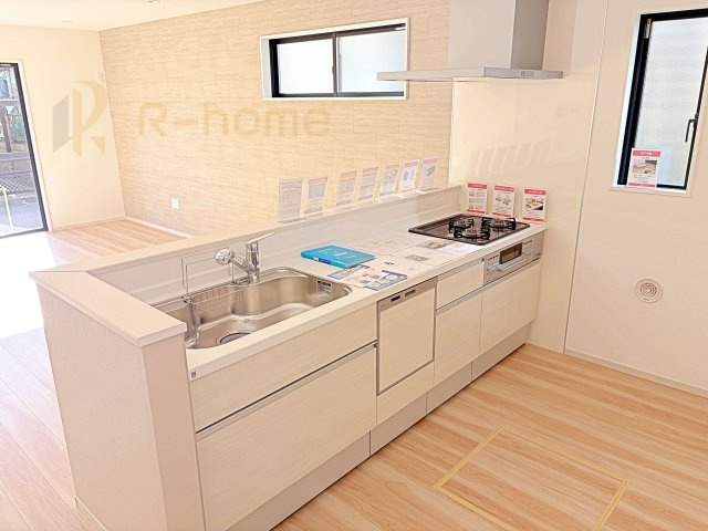 牛久市南18期　新築戸建て　1号棟のキッチン|料理をしながら家族とコミュニケーションが取れる対面式システムキッチン。嬉しいビルトイン食洗機！