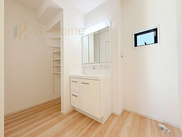 牛久市南18期　新築戸建て　1号棟の洗面所|清潔感溢れる洗面台は嬉しい三面鏡。タオルなどの収納に便利なリネンスペース付き！