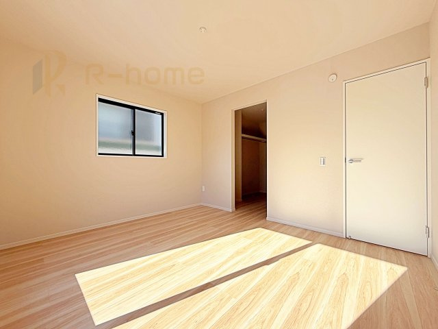 牛久市南18期　新築戸建て　1号棟の洋室|収納便利なウォークインクローゼット付きの洋室♪
明るく風通しの良いお部屋です♪
