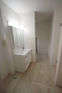 【脱衣所】 | 【仲介手数料無料！！】稲城市平尾2丁目　新築戸建て（全1棟）1号棟　7499万円 | 洗面所