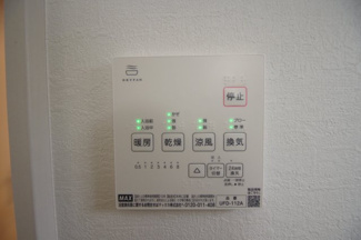 【冷暖房・空調設備】 | 【仲介手数料無料！！】稲城市平尾2丁目　新築戸建て（全1棟）1号棟　7499万円 | 浴室暖房・乾燥・換気・涼風