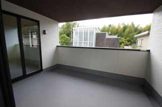 【バルコニー】 | 【仲介手数料無料！！】稲城市平尾2丁目　新築戸建て（全1棟）1号棟　7499万円 | ワイドインナーバルコニー