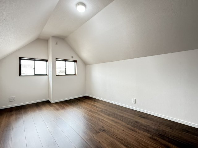 朝霞市幸町一丁目戸建の洋室|明るい洋室です