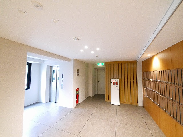 アーバンエース新大宮パルのエントランス|落ち着いたエントランスです