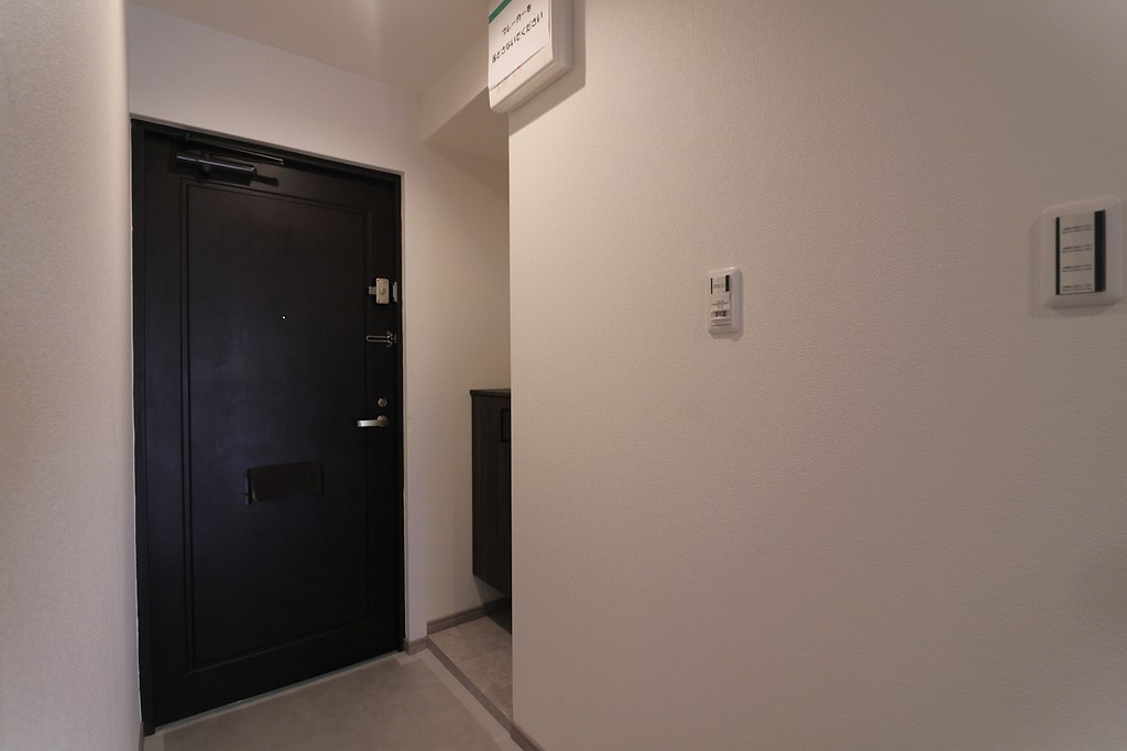 ファミール豊中千里園の玄関|廊下側から玄関に向かって撮影した写真になります。