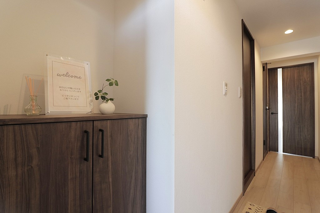 ファミール豊中千里園の玄関|玄関には収納スペースがあり、玄関周りをスッキリと片付け出来ます。