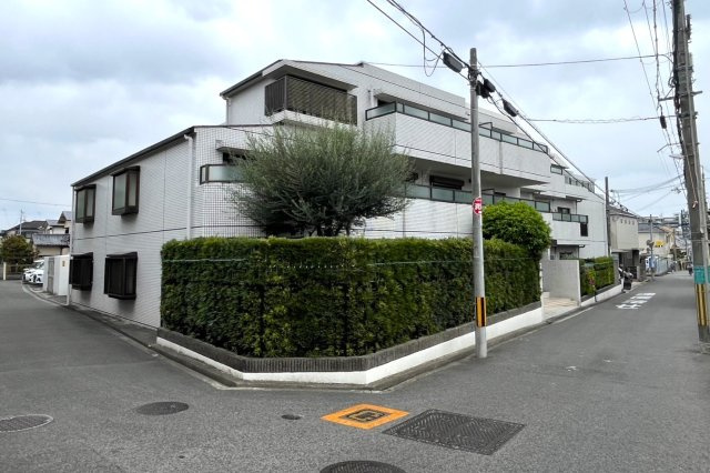 ファミール豊中千里園の外観|阪急宝塚線「豊中」駅徒歩9分の好立地の物件になります。