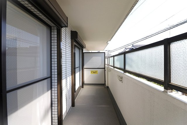 ファミール豊中千里園のバルコニー|日当たり良好のバルコニーは洗濯物も良く乾きます。