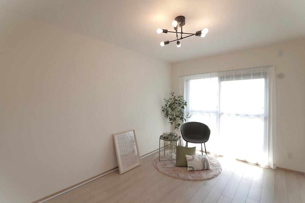 ファミール豊中千里園の居間・リビング|バルコニーからの明るい光が差し込むくつろぎの空間です。