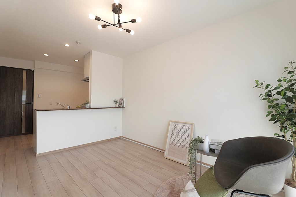 ファミール豊中千里園の居間・リビング|すぐにお住まいいただけるお部屋です。内覧をご希望の方はお気軽にお問い合わせください。