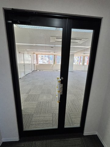 リードシー東上野ビルの玄関