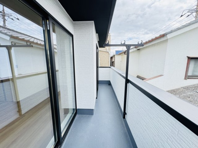 【バルコニー】 | 三郷市彦川戸１丁目新築戸建（彦川戸２期） | リビング前南向きバルコニー・日当たり良好♪