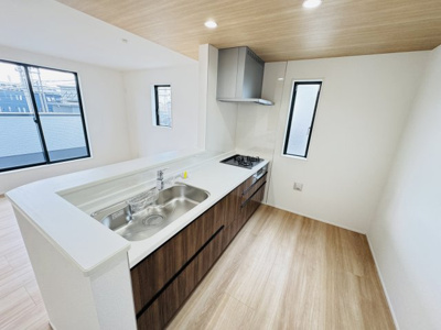 【キッチン】 | 三郷市彦川戸１丁目新築戸建（彦川戸２期） | お手入れしやすいレンジフード・シンクの水栓には浄水器がついてます！