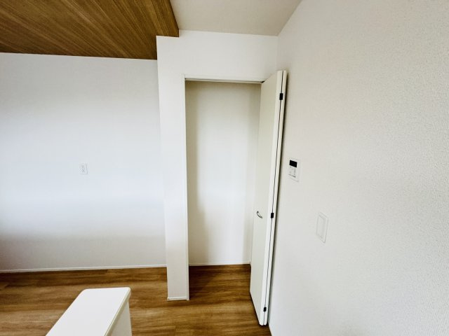 【キッチン】 | 三郷市彦川戸１丁目新築戸建（彦川戸２期） | キッチン横・パントリースペース