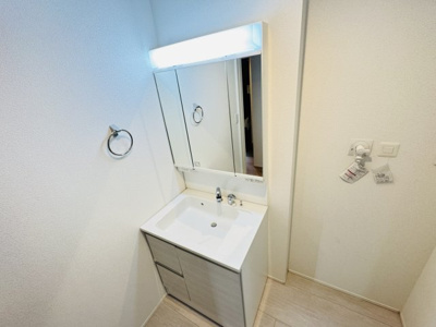 【独立洗面台】 | 三郷市彦川戸１丁目新築戸建（彦川戸２期） | シャワーヘッド付き三面鏡洗面化粧台