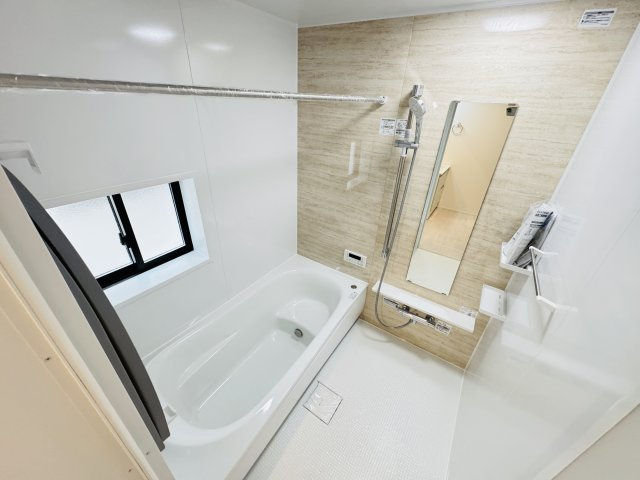 【浴室】 | 三郷市彦川戸１丁目新築戸建（彦川戸２期） | 手元で水流切り替えシャワーヘッド・足を伸ばせる広々浴槽で毎日リラックス♪