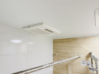 【冷暖房・空調設備】 | 三郷市彦川戸１丁目新築戸建（彦川戸２期） | 雨の日も安心の浴室乾燥機つき