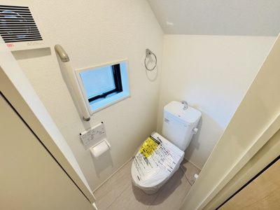 【トイレ】 | 三郷市彦川戸１丁目新築戸建（彦川戸２期） | 温水洗浄暖房便座つきトイレ