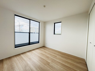 【寝室】 | 三郷市彦川戸１丁目新築戸建（彦川戸２期） | 6.06帖寝室・南側バルコニー前の明るいお部屋です♪