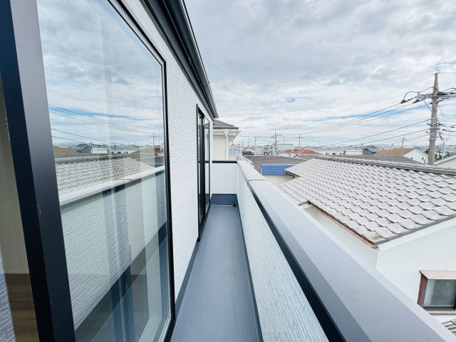 【バルコニー】 | 三郷市彦川戸１丁目新築戸建（彦川戸２期） | 3F南向きワイドバルコニー・日当たり良好♪