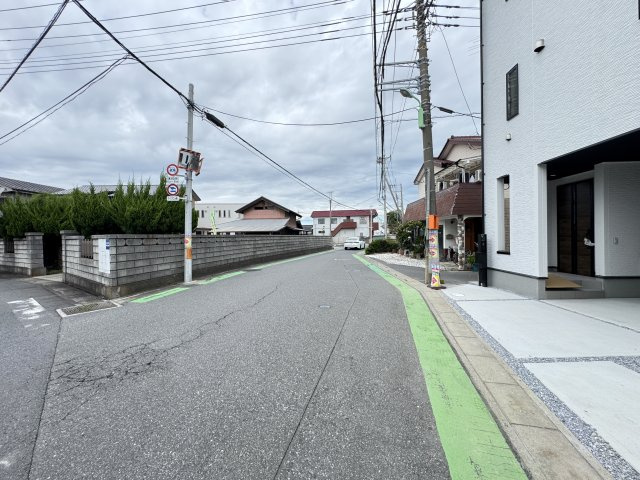 【前面道路含む現地写真】 | 三郷市彦川戸１丁目新築戸建（彦川戸２期） | 西側前面道路・幅員約6.8ｍ