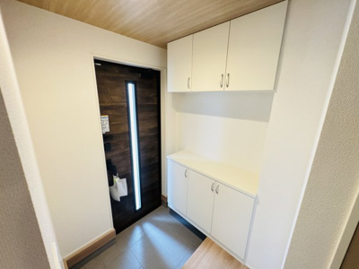 【玄関】 | 三郷市彦川戸１丁目新築戸建（彦川戸２期） | 玄関ホール・容量たっぷりシューズボックス