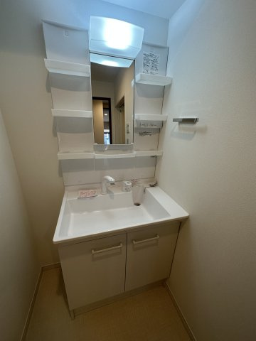 新宿区山吹町の賃貸マンションの洗面所|スペースが確保できる洗面所です