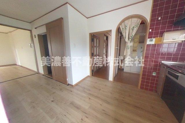 ６６００５　羽島市正木町不破一色中古戸建てのキッチン