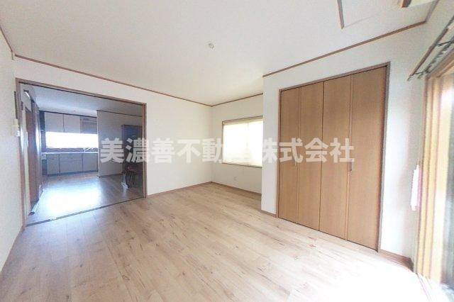 ６６００５　羽島市正木町不破一色中古戸建ての洋室