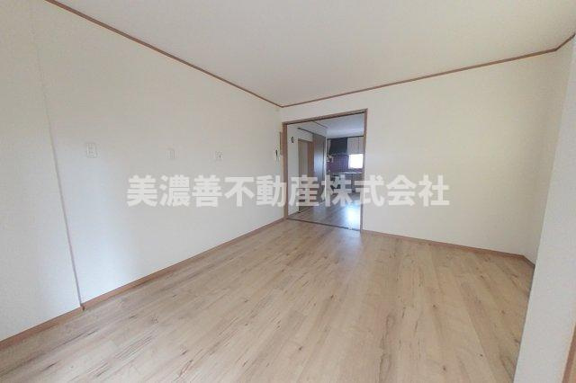 ６６００５　羽島市正木町不破一色中古戸建ての洋室