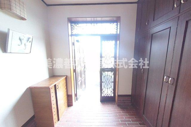６６００５　羽島市正木町不破一色中古戸建ての玄関