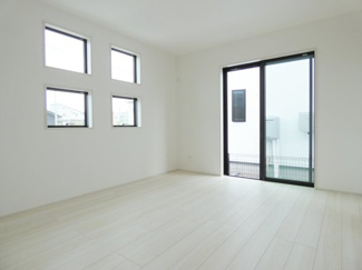 【洋室】 | GRAFARE下野市仁良川2期 | ４つの窓がおしゃれな東側洋室♪２面採光の明るい室内です♪